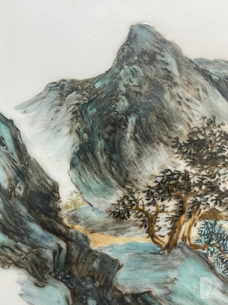 民国  “汪大沧”作新粉彩“深山独往”山水图瓷板 - 图9
